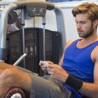 A la gente le puede molestar que estés hablando y tú perderás concentración. Además, si te dedicas a mantener conversaciones por Whatsapp o a atender llamadas lo más probable es que los tiempos de descanso entre serie y serie se vuelvan et...