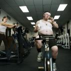 No por haber empezado a entrenar podemos pasarnos con la comida. Santiago Marchante señala que es un error frecuente "usar el inicio de la actividad física como excusa para poder comer más o alimentos ricos en grasas saturadas y azúcares". ...