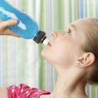 Tomar bebidas isotónicas en exceso o sin necesidad. "A no ser que el ejercicio sea aeróbico y de larga duración (más de 70-75 minutos) no tiene sentido tomar estas bebidas, además muchas son hipertónicas, se absorben más lentamente que el...