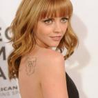 "Es un símbolo de mi infernal infancia. Luché a través de mis opresivos años de adolescencia y cuando cumplí 18 escapé. Como Asian, fui libre finalmete", dijo.