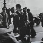 El beso del hôtel de ville es uno de las imágenes más icónicas de Robert Doisneau, que fotografió este momento cerca del Ayuntamiento de París en 1950. La foto es un posado, aunque Doinseau solía preferir captar imágenes espontáneas.