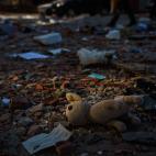 Uno de tantos peluches abandonados en la huida masiva de poblaci&oacute;n de Kiev y otras ciudades