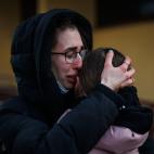 Una mujer adulta abraza a una peque&ntilde;a a su llegada a la estaci&oacute;n de Przemysl en Polonia, punto de entrada masiva de refugiado