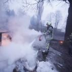 Los servicios de emergencia tratan de apagar el fuego tras el bombardeo ruso a la torre de televisi&oacute;n en Kiev