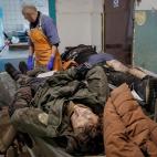 Soldados ucranianos, en una morgue de Brovary