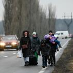 Una familia de refugiados ucranianos camina por la frontera entre Moldavia y Ucrania