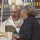 La alcaldesa de Madrid Manuela Carmena, conversa con el arzobispo de Madrid, Carlos Osoro, durante la tradicional misa en honor a la patrona de la capital, la Virgen de la Almudena, en la plaza Mayor de Madrid.