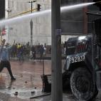 Un manifestante frente a un furgón policial.