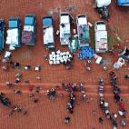 Un equipo de MSF distribuye artículos de primera necesidad, como mantas y kits de higiene, a los desplazados en un campo del noroeste del país. A principios de año, las fuerzas gubernamentales sirias y sus aliados lanzaron una ofensiva en la ...