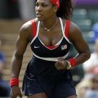 Este es uno de los uniformes más lindos que hemos visto en las canchas de Wimbledon. En un azul sobrio y con vivos blancos. Serena añade una banda en la cabeza y muñequeras en rojo -y claro, un bra en el mismo tono.