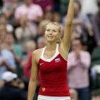 La rubia se ha destacado siempre por su estilo para vestir en la cancha. En esta ocasión la vemos con un vestido sencillo y elegante, en donde el rojo predomina.