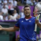 Este francés portó una elegante camiseta azul de cuello redondo, con detalles rojos en cuello y mangas.