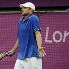 Roddick nunca se ha caracterizado por vestir bien -no le hemos visto una sola camiseta que sea de su talla. El tenista eligió un tono azul distinto al resto de los estadounidenses.