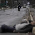 Cad&aacute;veres de civiles ucranianos, algunos maniatados, en Bucha, a las afueras de Kiev