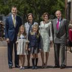 Con la proclamación de Felipe VI, la Familia Real ha pasado a estar formada únicamente por él, la reina Letizia, Don Juan Carlos, Doña Sofía y las infantas Leonor y Sofía. Por tanto, las infantas Elena y Cristina dejaron de ser Familia Rea...
