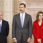 Felipe VI redujo un 20% la asignación para el jefe del Estado en 2015, de manera que percibió 234.204 euros brutos en 2015. Al rey Juan Carlos le asignó una nómina anual de 187.356 euros y la reina Letizia recibió 128.808 euros. En 2016, el...
