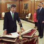 Los nuevos miembros de las instituciones que juran o prometen el cargo en Zarzuela pueden elegir ahora si lo hacen ante la Biblia y el crucifijo o sin ambos símbolos religiosos. El monarca introdujo esta novedad para cumplir con la libertad de ...