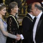 Felipe VI ha cambiado el protocolo. El tratamiento de “majestad” ha quedado reservado para los actos más institucionales y las reverencias han pasado casi a ser una excepción. Además, el edecán militar ya no anuncia la entrada del rey en...