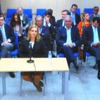 En sus dos años como rey, el problema más cercano que ha tenido que afrontar Felipe VI ha sido todo lo relacionado con su hermana Cristina, que tras ver como le quitaban su título de duquesa de Palma, se convirtió en la primera infanta de Es...