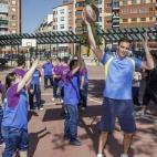Su gran pasión deportiva es el baloncesto (estuvo en las categorías juveniles del Estudiantes), pero también le gusta el fútbol. Es aficionado al Atlético de Madrid. Lo que pocos saben es que en sus años adolescentes jugó en el Real Madri...