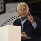 El expresidente del Gobierno estudiaba en Sevilla en el colegio Claret, a escasos metros del Benito Villamarín. Desde aquella época le viene su afición por este club, a cuya junta directiva llegó a recibir en La Moncloa.