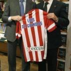 "Mi padre y mis tíos eran del Real Madrid y a mi me hicieron socio con cuatro años, pero yo sin embargo me hice del Atlético viendo jugar a José Eulogio Gárate, Luis Aragonés, Javier Irureta o Adelardo Rodríguez". Esto confesaba el minist...