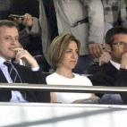 Su abuelo la hizo socia del Barça cuando tenía diez años. Está unida desde niña al Barça y va incluso a cenas de la peña de Esplugues de Llobregat, su localidad natal. La vida hizo que su despacho en el Ministerio de Defensa estuviera fre...