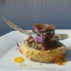 "Esta tapa se llama Anxovexus, es una creación del Restaurant Navili de La Escala con motivo de la Fiesta de la anchoa que se celebra precisamente estos días en la población ampurdanesa, famosa por sus anchoas". Neus Guirado (Puerto de L'Esc...