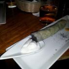 "La tapa se llama Un cigarro para Becquer y se compone de un hojaldre superfino relleno de una masa de chipirones en su tinta y un cuenco de ali oli para mojar. La ponen en El Eslava de Sevilla"