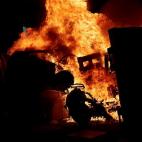 Contenedores volcados, destrozos y fuego en varias calles de Barcelona