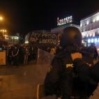 Un antidisturbios sujeta a otro a metros de la protesta en la Puerta del Sol madrileña