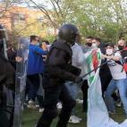 Un policía prepara su defensa para reducir a unos manifestantes