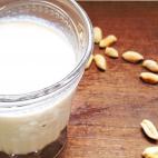 Si no encuentras un tipo de bebida vegetal en concreto, siempre puedes crearla t&uacute; mismo. En este caso de cacahuete, un fruto seco econ&oacute;mico y con muchas propiedades.