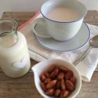 Para combatir los az&uacute;cares y conservantes que contienen las bebidas vegetales envasadas, puedes ponerte manos a la obra en la cocina y preparar t&uacute; mismo una de ellas. Es sencillo: agua y frutos secos.