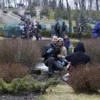 Dos personas se fotografían dentro de la mansión