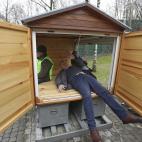 Un hombre posa en la residencia