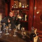 Un hombre posa detrás de una barra