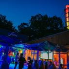 Viendo el partido a la luz multicolor en Colonia