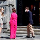 Leonor saluda a la vicepresidenta Carmen Calvo y al director del Instituto Cervantes, Luis García Montero.