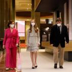 Leonor, acompañada por Calvo y García Montero en el interior del Cervantes.