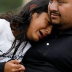Dos personas lloran tras la matanza en el colegio