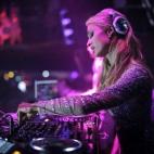 La más pija de entre las pijas, oveja negra del imperio hotelero Hilton, y bisnieta de su fundador, Conrad, es una adicta a la isla blanca. La reina de la celebrity culture combina en verano su 'trabajo' de DJ con el merchandising de sí misma....