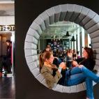 El ONE80º Hostel Berlin es uno de los mejores alojamientos de diseño de la ciudad. Su estilo es el reflejo del efervescente movimiento artístico urbano de la capital. Cada habitación tiene capacidad para 2, 4, 6 y hasta 8 personas y están d...