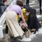 Sanitarios tratan de salvar la vida del ex primer ministro de Japón, Shinzo Abe.