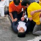 El ex primer ministro, Shinzo Abe, momentos después de recibir dos disparos por la espalda.