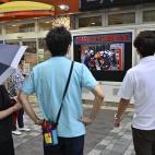 Algunas personas siguen con expectación las noticias sobre el ataque contra el ex primer ministro de Japón, Shinzo Abe.