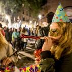 J&oacute;venes celebrando el fin del toque de queda.