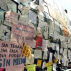 El 15-M introdujo en nuestras vidas una serie de lemas que no se han borrado. Cartel a cartel, se multiplicaron las quejas y los deseos. La boca de metro de Sol se llen&oacute; de gritos pac&iacute;ficos y firmes. Del "lo llaman democracia y no ...