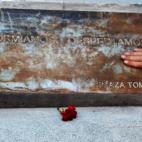 La Plaza Tomada se qued&oacute; sin gente, pero antes una placa qued&oacute; para recordar lo ocurrido. "Dorm&iacute;amos, despertamos". Espa&ntilde;a ya no pod&iacute;a simplemente pasar de p&aacute;gina.