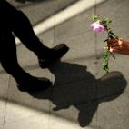 Flores contra porras. No hay revoluci&oacute;n sin ellas. Tambi&eacute;n las hubo en Madrid.